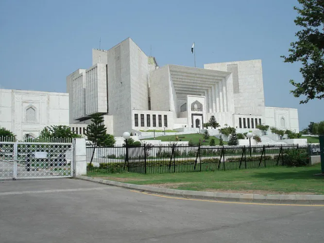 سپریم کورٹ کا عمران خان کو فوری طور پر شفا انٹرنیشنل ہسپتال منتقل کرنے کا حکم